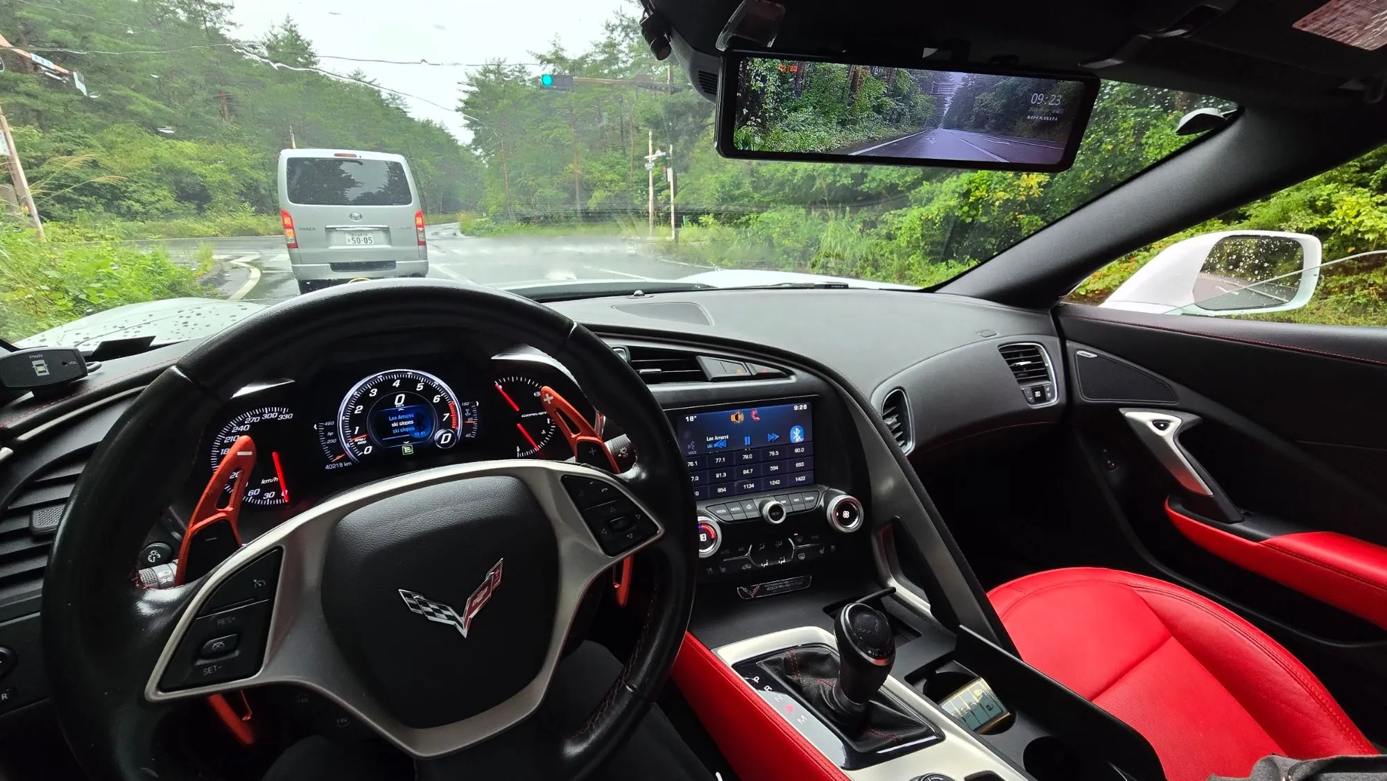 Vue depuis l'habitacle d'une Corvette C7 sous la pluie, route de montagne près du Fuji