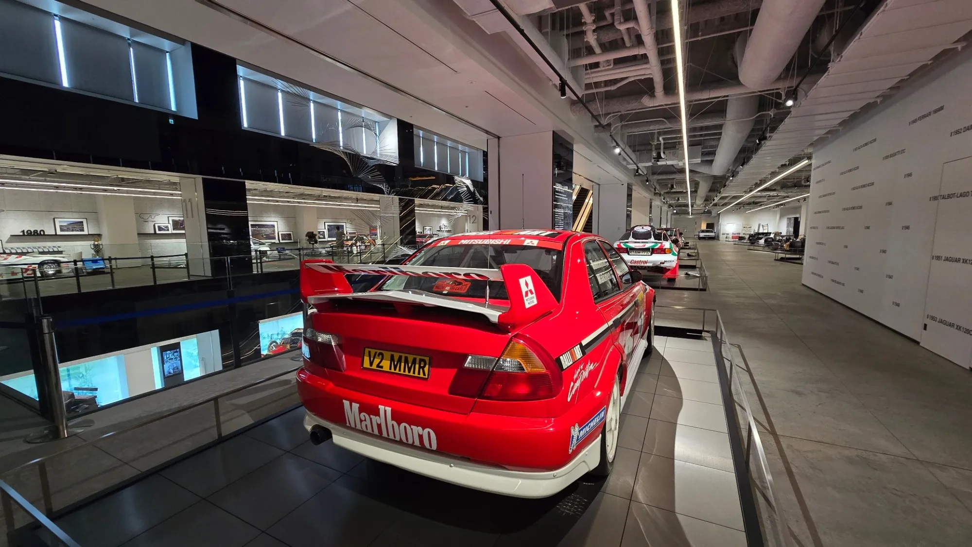 Mitsubishi Lancer Evo de rallye aux couleurs Marlboro, vue arrière depuis la mezzanine du musée