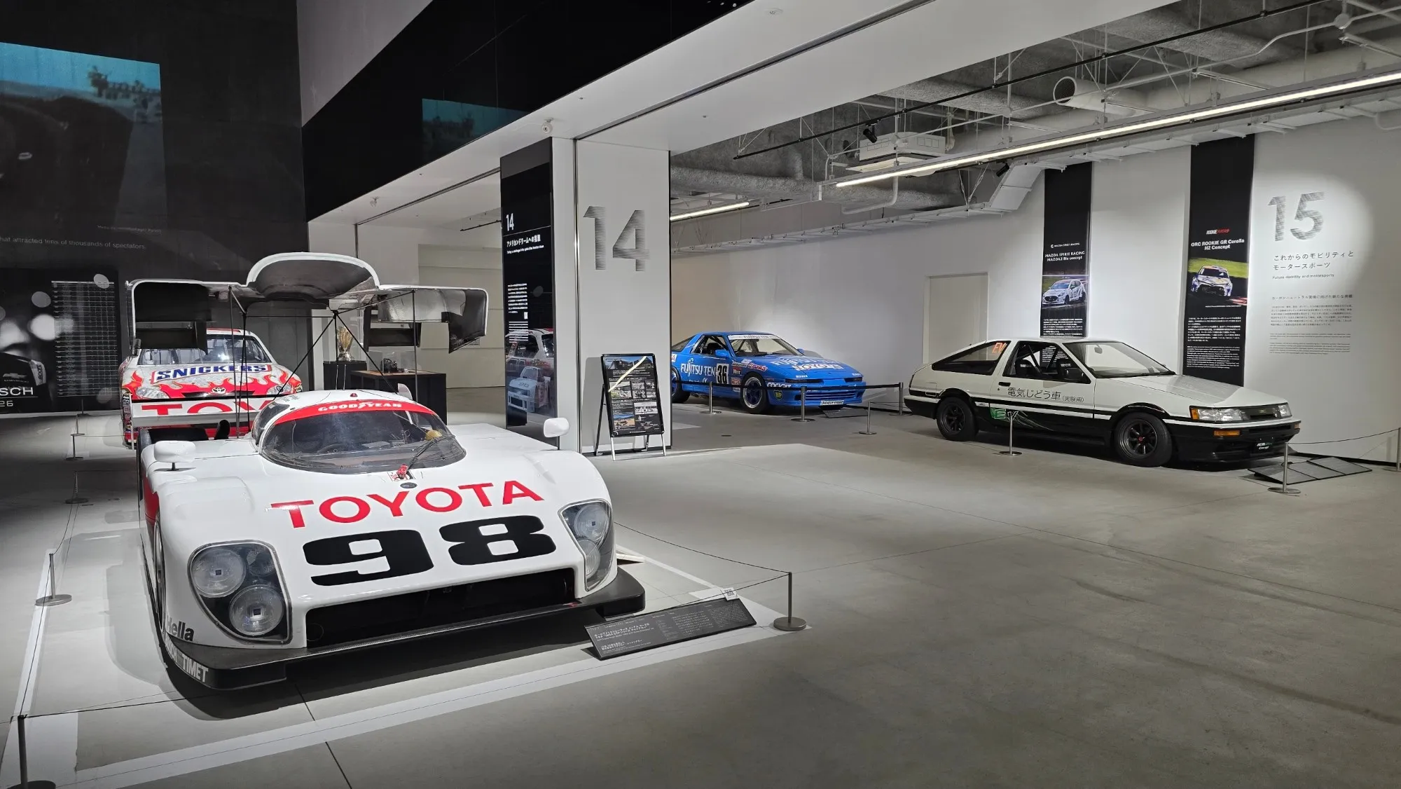 Salle du musée du sport automobile avec plusieurs prototypes et voitures de course Toyota exposés