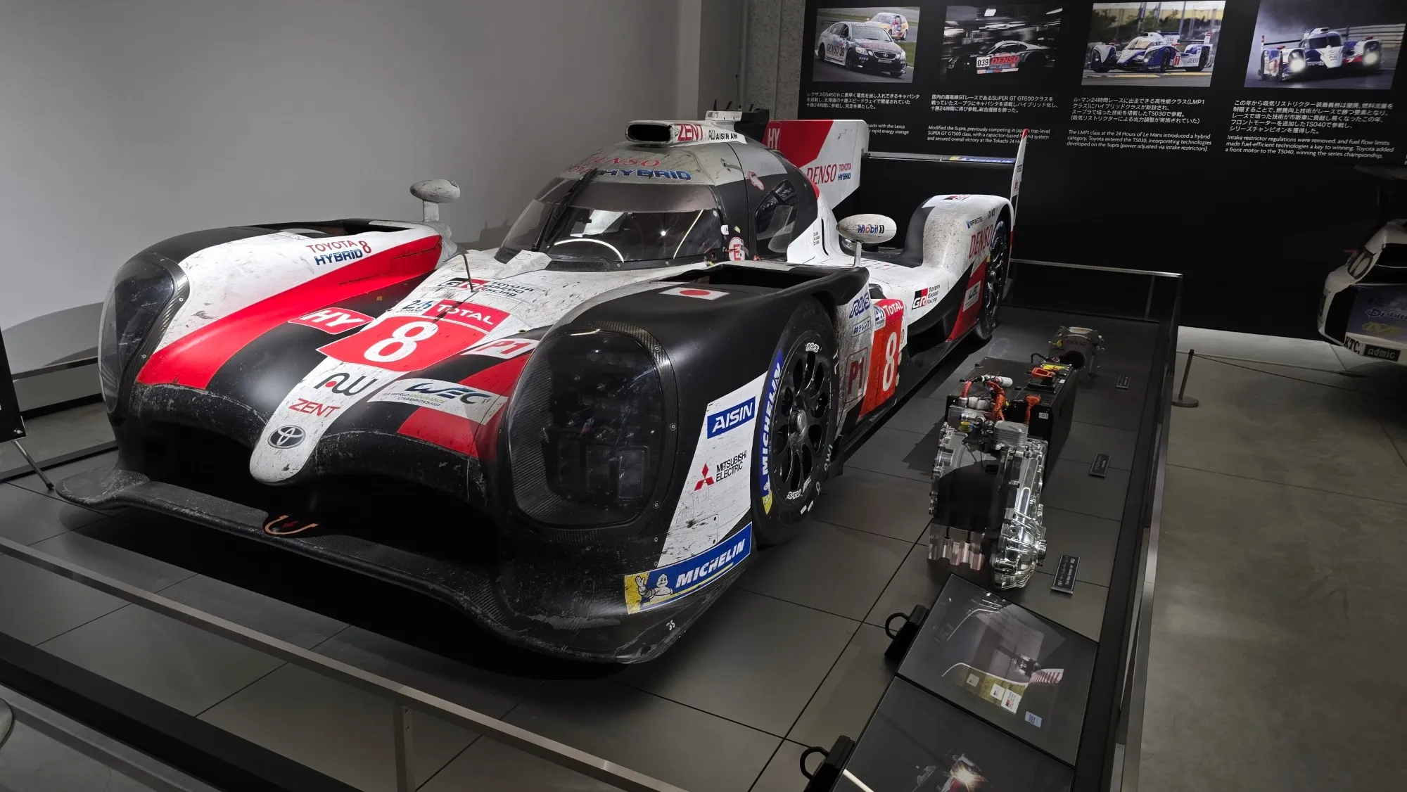 Toyota TS050 Hybrid n°8 vainqueur des 24 Heures du Mans, exposée avec sa mécanique hybride