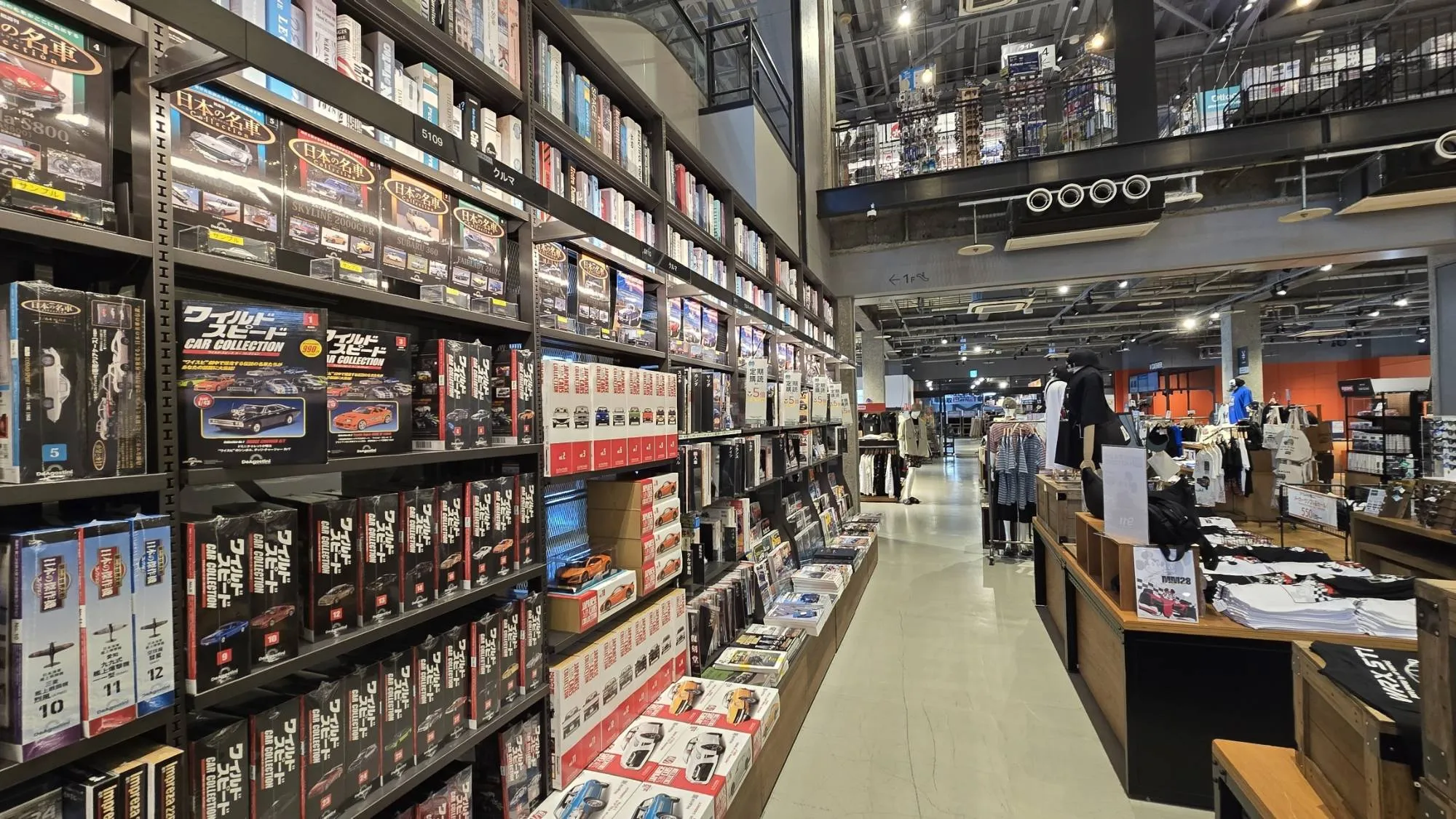 Rayonnages de miniatures, collections Fast & Furious et magazines automobiles chez A PIT Autobacs Kyoto Shijo