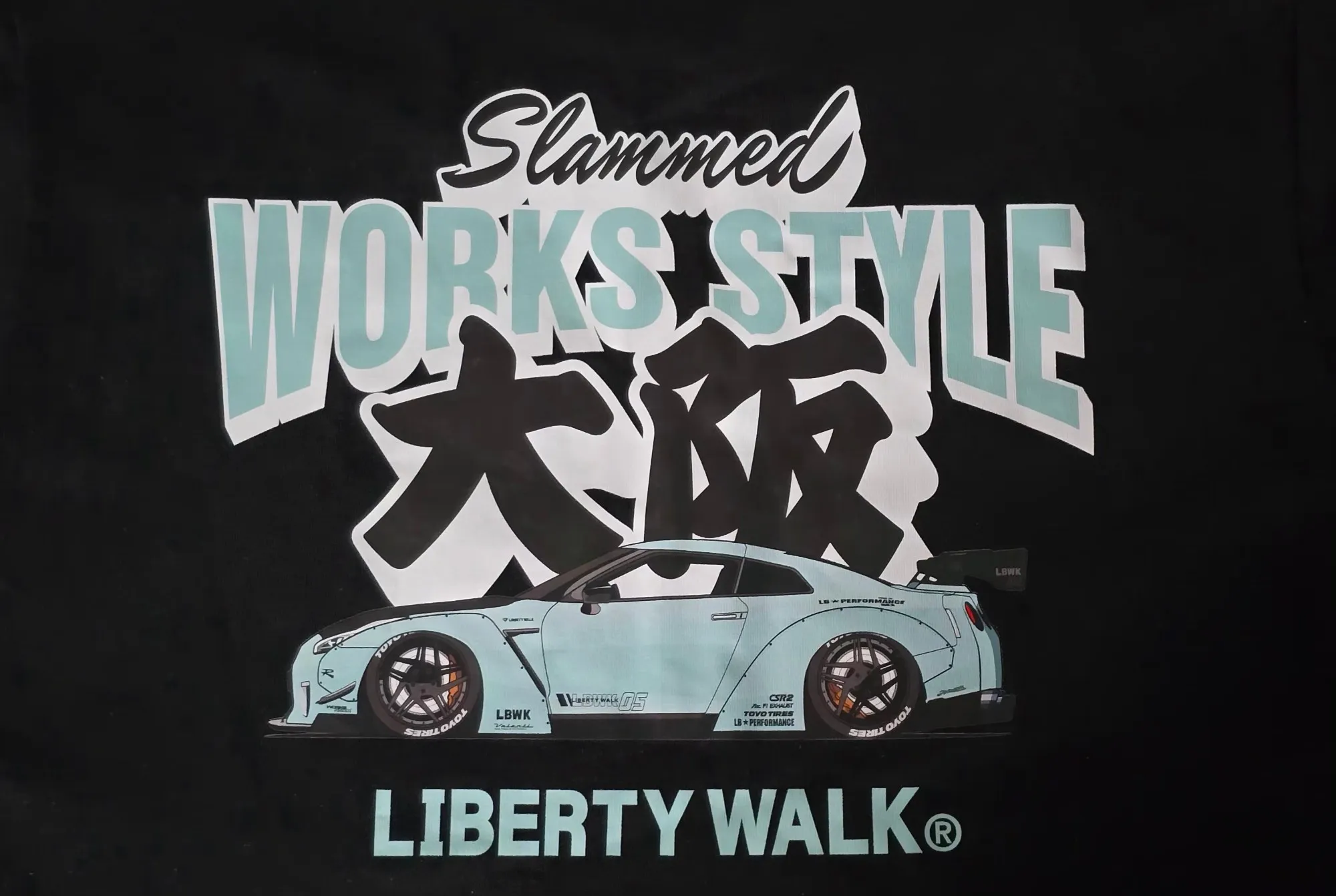 Motif Liberty Walk « Slammed Works Style » avec les kanji d'Osaka (大阪) et une Nissan GT-R LB-Works bleu clair, imprimé au dos d'un t-shirt noir