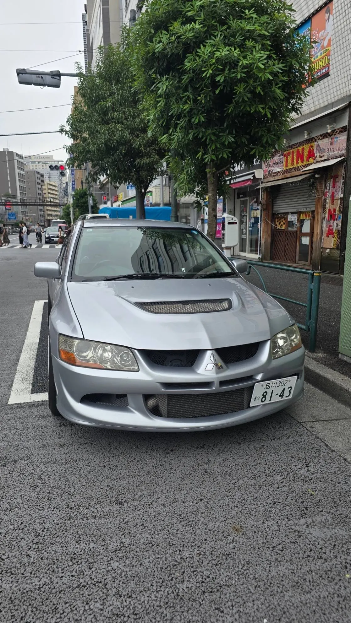 Avant de la Lancer Evolution VIII grise garée le long d'un trottoir dans une rue de Tokyo
