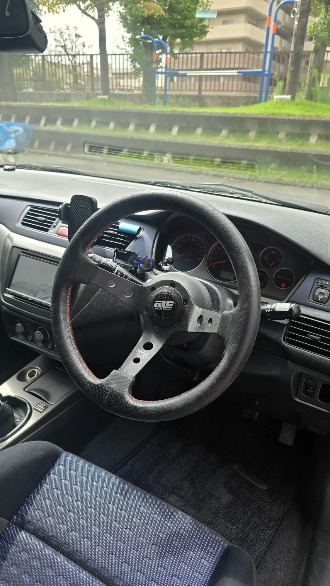 Poste de conduite de la Lancer Evolution VIII avec un volant sport à la place de celui d'origine