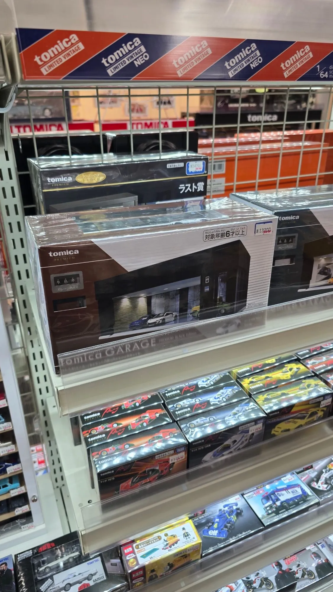 Rayonnage de Tomica Premium et de garages miniatures chez Ken Box B2F