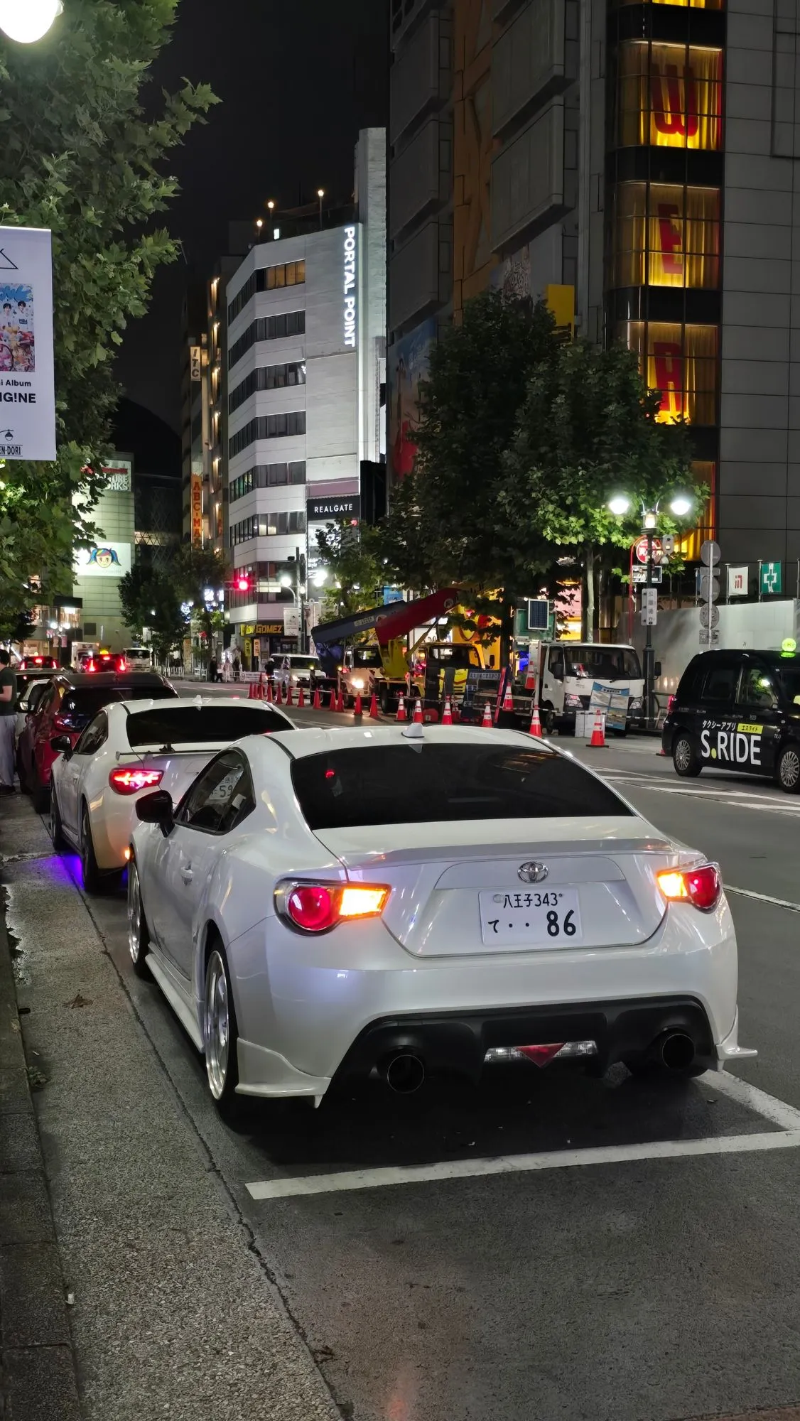 Toyota 86 blanche garée dans une rue de Tokyo la nuit