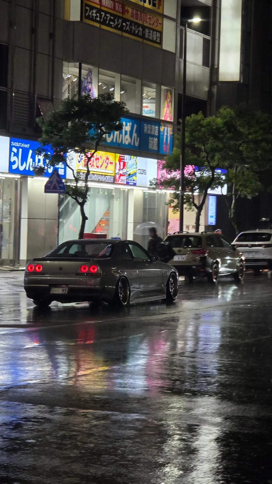 Nissan Skyline R33 stancée sous la pluie à Akihabara